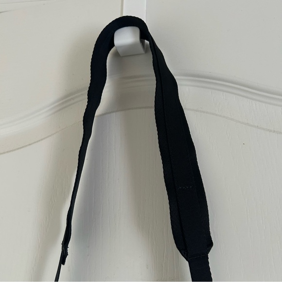 Everlane Recycled Nylon Black Camera Bag - Picture 4 of 6